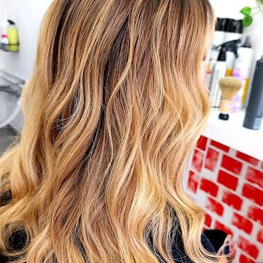 Balayage sa toplim nijansama, rad iz salona